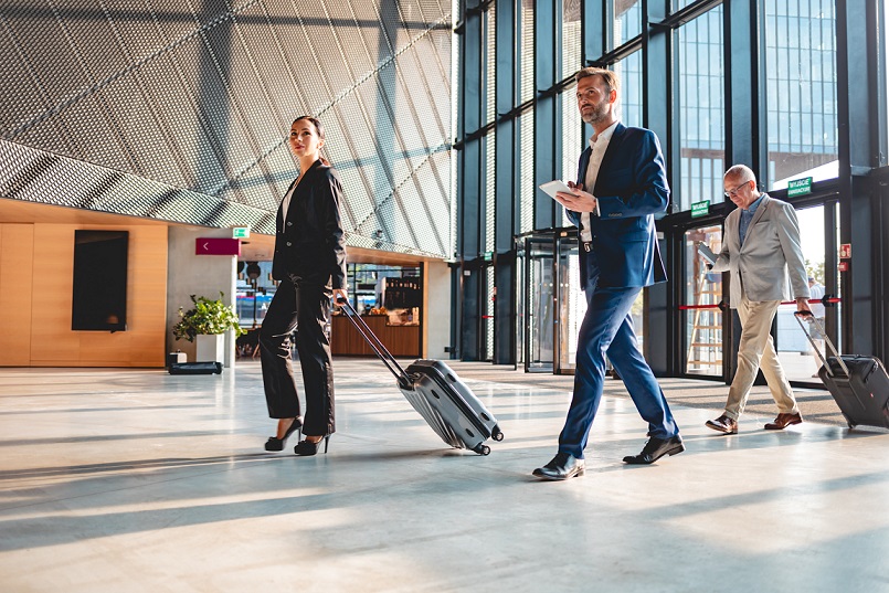 Executivos entrando no aeroporto